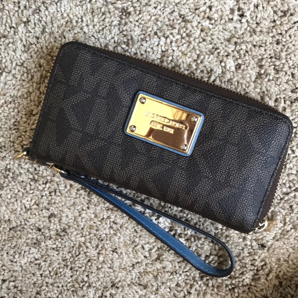 Gently used Michael Kors wallet - Picture 1 of 4